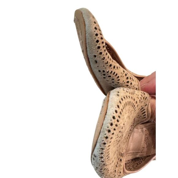 ✨ Vince Camuto Beige Suede Laser Cut Flats Size 7.5M -Elegant Perforated Loafers - Picture 5 of 7